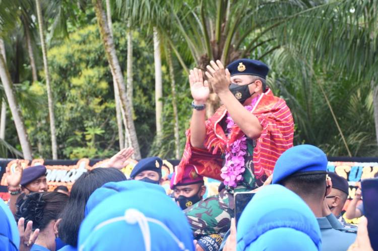 Lagu Batak 'Anakku Naburju' Iringi Pelepasan Letkol Robinson di Mako Lanal TBA