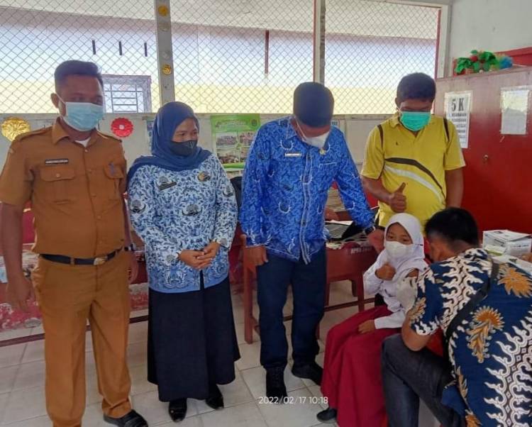 Pakai Masker, Kadisdik Labura Tinjau Vaksinasi di SDN 112312 Marbau