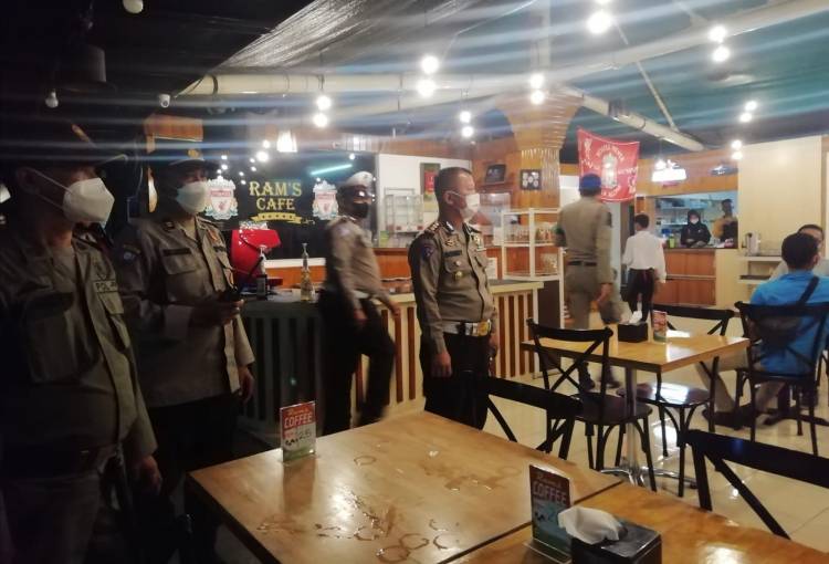 Tim PPKM Bubarkan Kerumunan di Merdeka Walk Medan