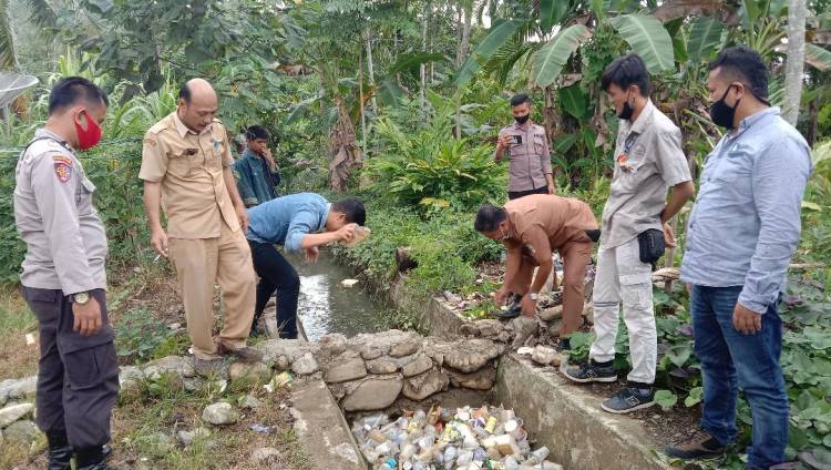 Cor Parit di Hilimbaruzo Dibongkar Sekcam Bersama Warga