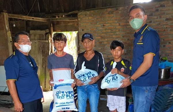 YBM PLN UP3 Medan Salurkan Bantuan Sembako ke Warga Kurang Mampu