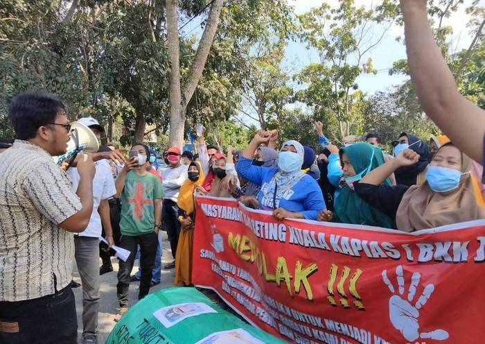 Protes Pemilihan Kepling, Emak-emak Geruduk Kantor Wali Kota Tanjungbalai