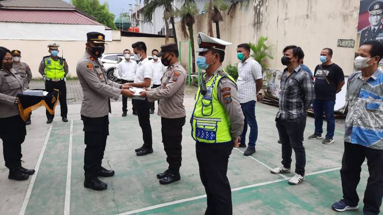 Kapolsek Medan Timur Bagi Masker dan Vitamin ke Anggota