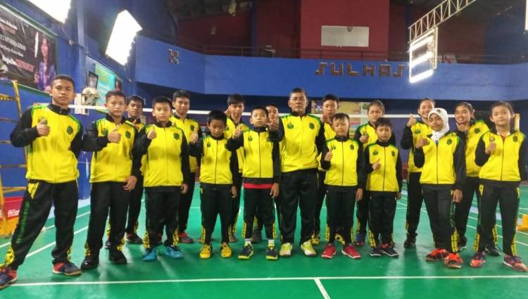 Puluhan Atlet Bulutangkis Dapat Jaket dan Celana Training dari Bupati Labura