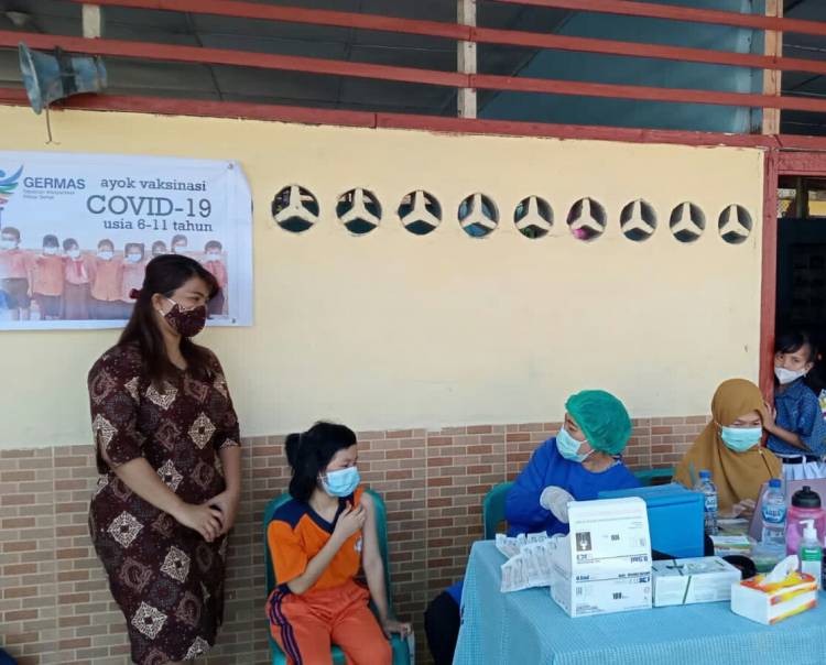 81 Pelajar SD Parulian Medan Divaksin