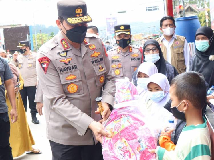 Kunker ke Gayo Lues, Kapolda Aceh Beri Hadiah kepada Anak Ikut Vaksin
