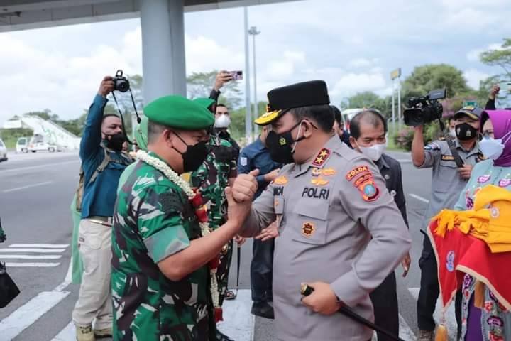 Kapolda Sumut Sambut Pangdam I/BB di Bandara Kualanamu