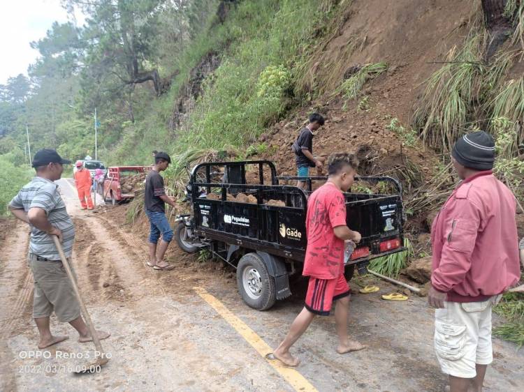 Perbukitan Jalan Menuju Tigaras Longsor, Akses Jalan Sempat Tertutup
