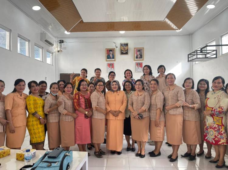 Penasehat DWP Pemkab Nisbar Ajak Anggota Tingkatkan Kekompakkan