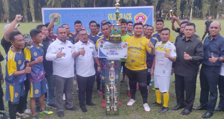 Katar Labura FC Juara Turnamen Sepak Bola Karang Taruna Labura