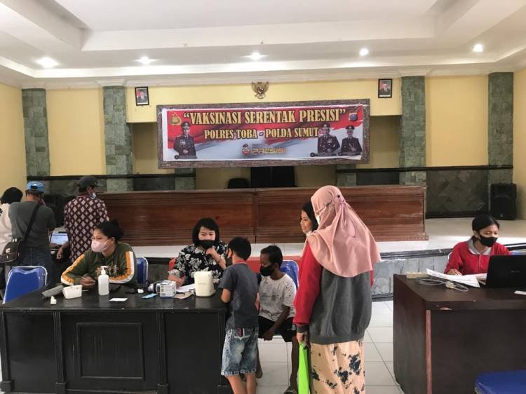 Polres Toba Jemput Warga untuk Divaksin