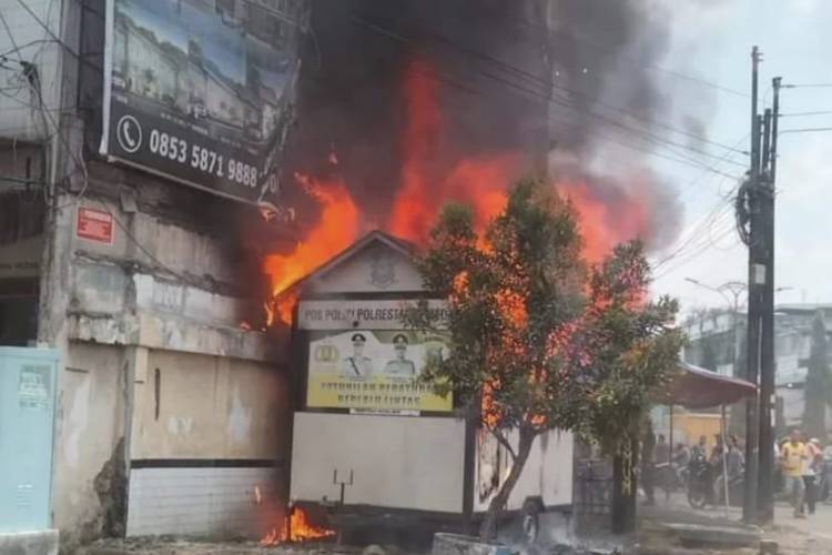 Pos Lantas Kampung Lalang Terbakar 