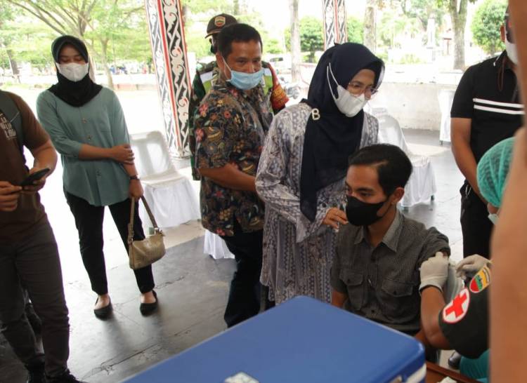 Plt Wali Kota Pematangsiantar Tinjau Vaksinasi Massal Covid-19