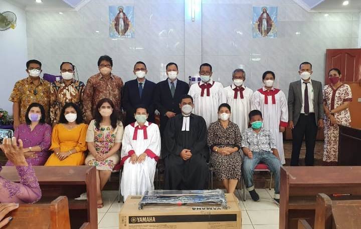 HKBP Satahi Sukacita Terima Bantuan Keyboard dari Jemaat HKBP UAS Medan