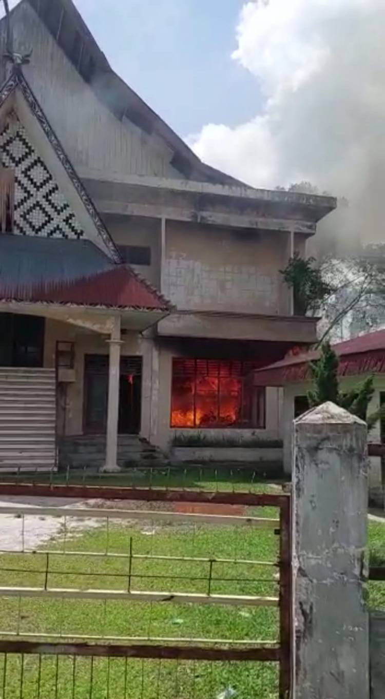 Gedung UPT  Disnaker Pemprovsu di Simalungun  Tebakar