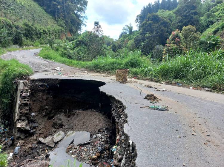 Jalan Alternatif Menuju Medan di Berastagi Amblas