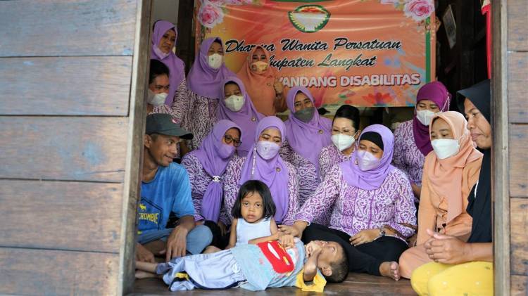 Pengurus DWP Langkat Serahkan Bansos Warga Kurang Mampu dan Disabilitas di Stabat