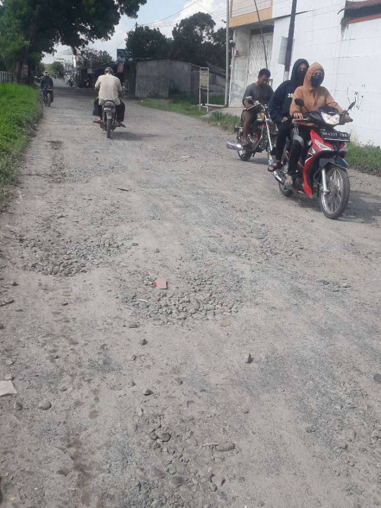 Jalan Sangnawaluh Serbelawan Dobana Butuh Perbaikan