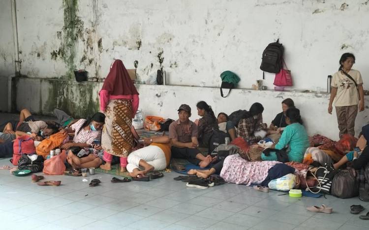 Puluhan Karyawan PT WGM Sidikalang Nginap di Kantor UPT Ketenagakerjaan Wilayah III