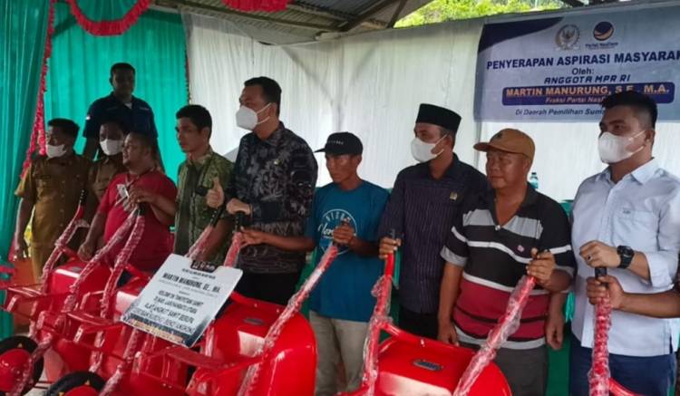 Anggota DPR RI Martin Manurung Bagikan 256 Angkong di Labura