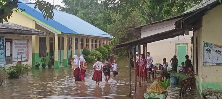 Banjir Genangi RKB, Peserta Didik Tetap Semangat Mengikuti Ujian di Pangkalansusu