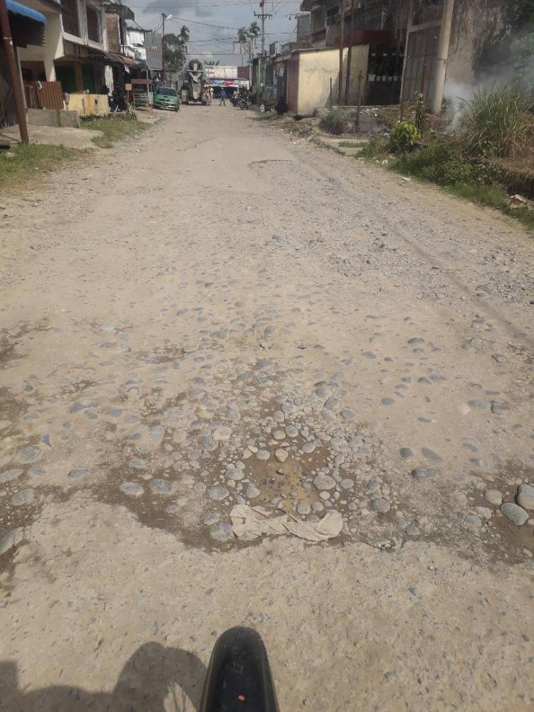 Jalan Simpang Sinaksak Tapian Dolok Simalungun Butuh Perbaikan