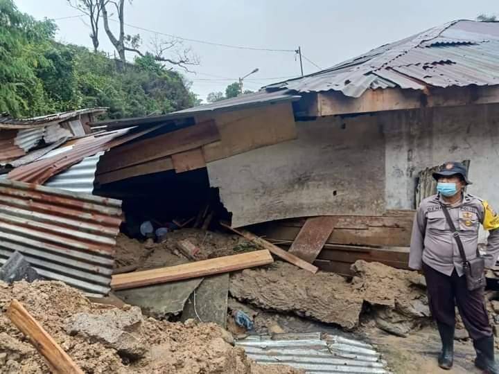 Material Longsor Timpa 5 Rumah di Karo