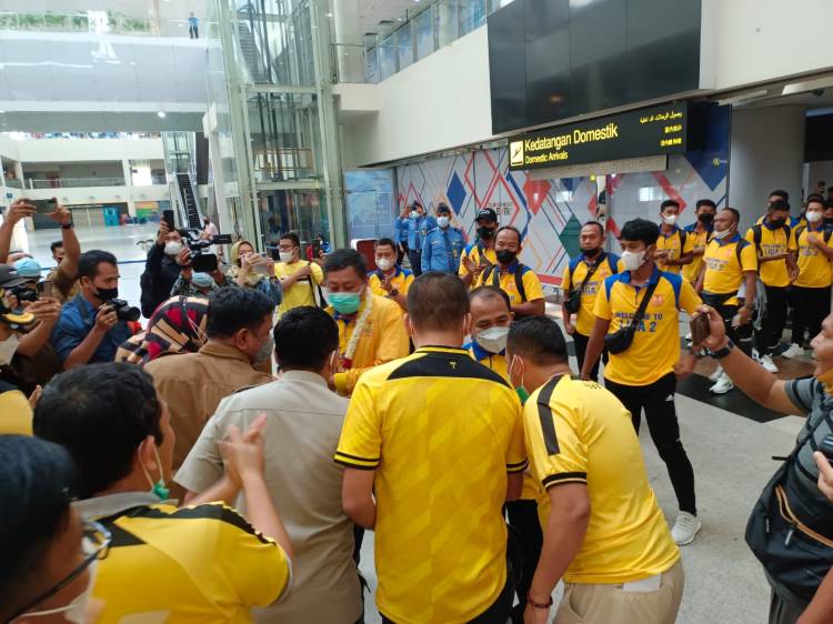 Tim PSDS Dijemput Ratusan Suporter di Bandara Kualanamu