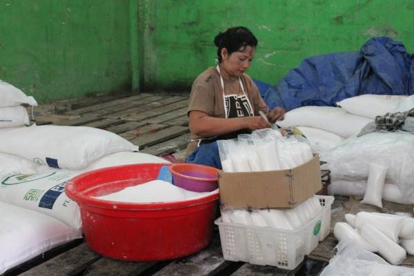Beli Gula Pasir Kemasan Dijatah 2 Kg/ Orang, Harga Rp14.600/kg