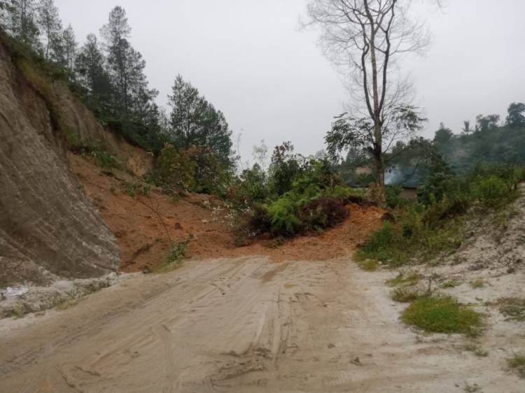 Tanah Longsor Tutupi Ruas Jalan Provinsi Siborongborong -Sipahutar