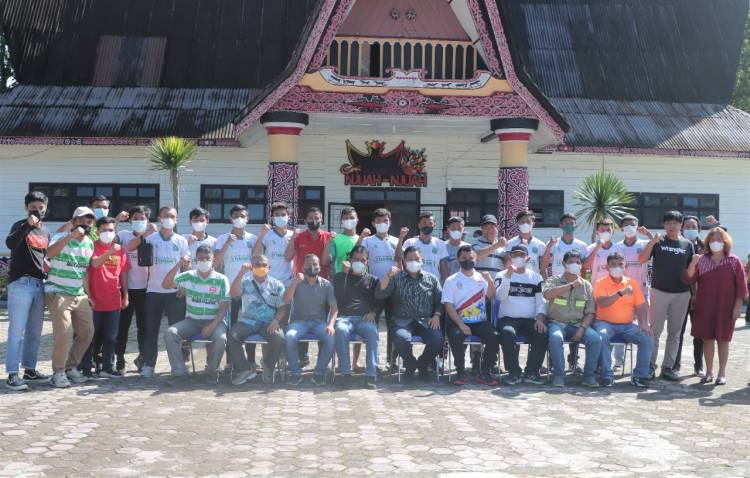 Ikuti Turnamen Geopark Kaldera Toba Cup, Bupati Dairi Jamu Tim PSSD Dairi