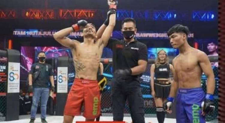 Rustam Hutajulu Juara Perbaikan MMA di Kelas Strawweight 