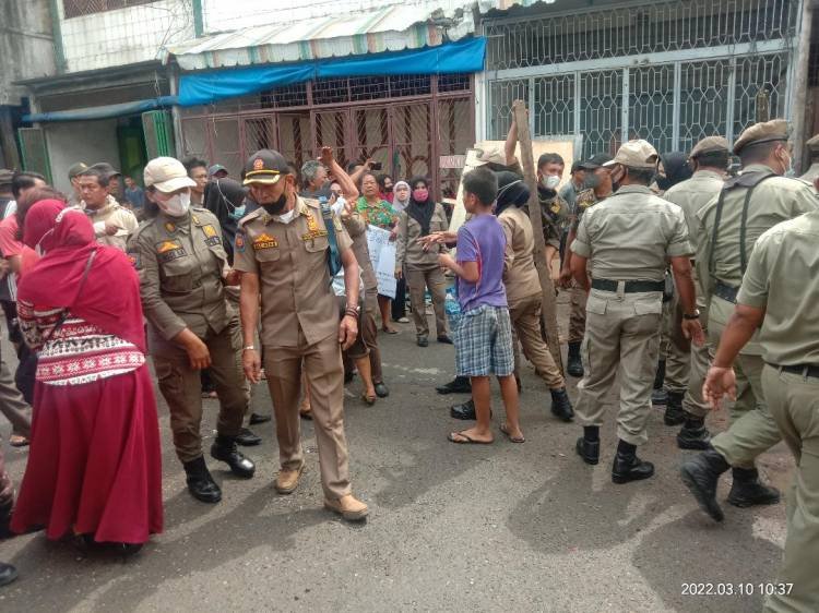 Satpol PP Asahan Bongkar Bangunan Liar Milik PKL di Kisaran