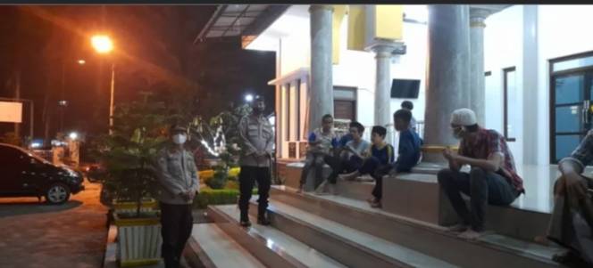 Sat Binmas Polresta Deliserdang Melaksanakan Pengamanan Sholat Tarawih