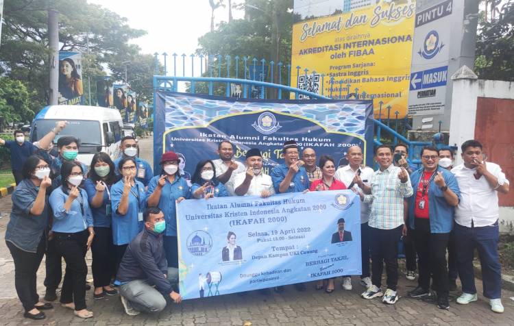 Bulan Ramadan, IKAFAH UKI 2000 Berbagi Takjil Gratis 