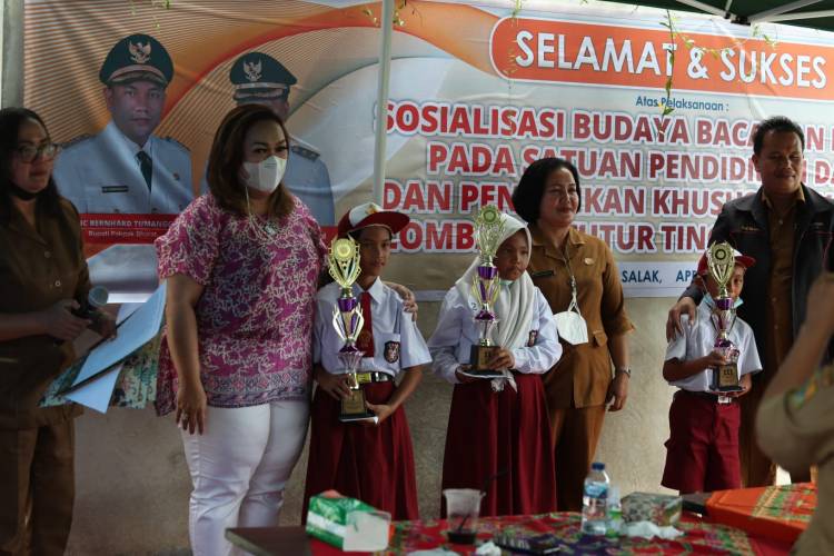 Ketua TP PKK Pakpak Bharat Serahkan Piala Pemenang Lomba Kitutur Kecamatan Siempat Rube