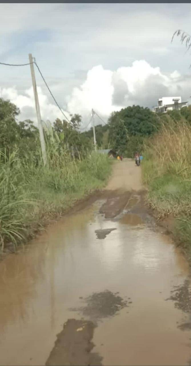 Jalan Menuju Desa Sukamaju di Karo Rusak Parah
