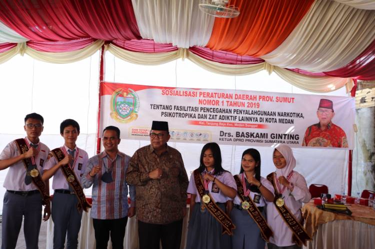 Ketua DPRD SU "Boyong" Lima Siswa SMA Kampanyekan Gerakan Anti Narkoba 
