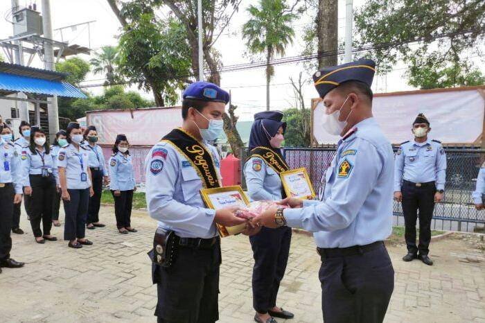 Kalapas Pancurbatu Beri Reward pada Dua Pegawai Teladan