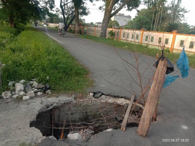 Jembatan Berlubang di Pertigaan Jalan Agus Salim Kisaran Timur Ancam Pengendara