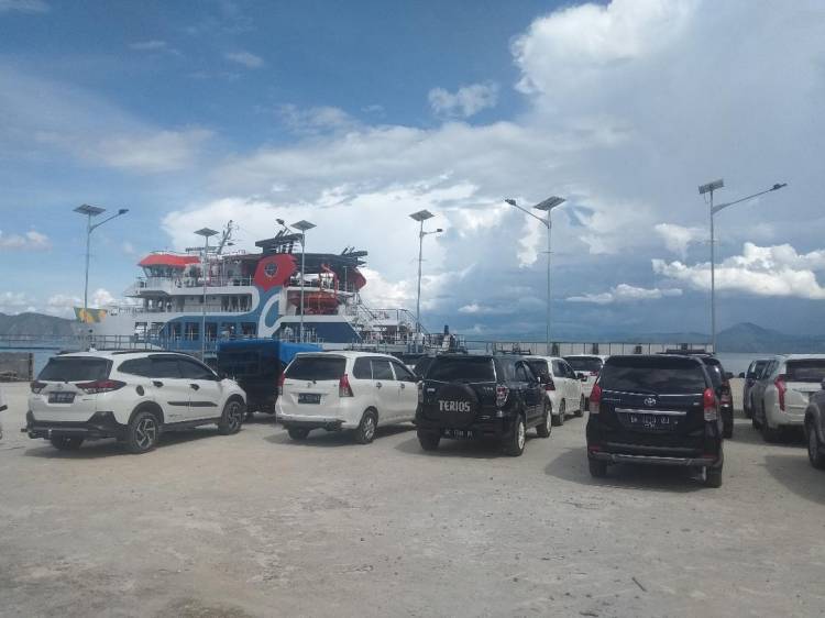 Libur Paskah, Kendaraan Bermotor Gunakan Kapal Penyeberangan Balige-Onanrunggu Ramai