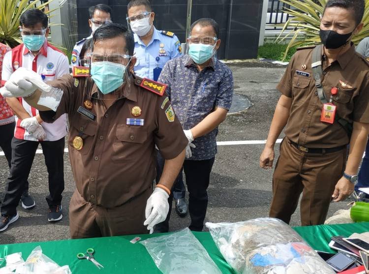 Kejari Pematangsiantar Musnahkan Barang Bukti Hasil Kejahatan