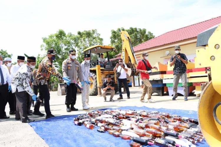 Polres Sergai Musnahkan 218 Botol Miras, 12 Mesin Tembak Ikan dan 7 Mesin Jackpot 