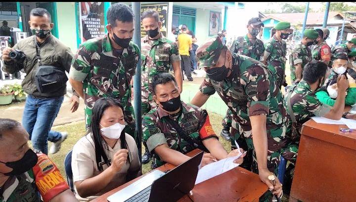 Kodim 0207/Simalungun Bagi Bantuan Tunai Kepada Warga Nelayan dan Pedagang di Sidamanik