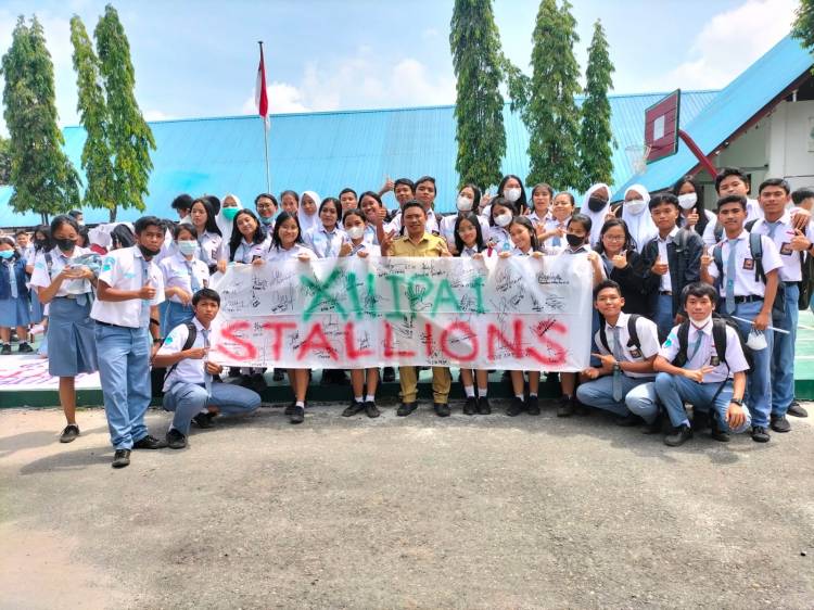 Mengganti Corat-Coret Baju Seragam, Siswa SMAN 2 Pematangsiantar Bubuhkan Tandatangan di Kain Putih