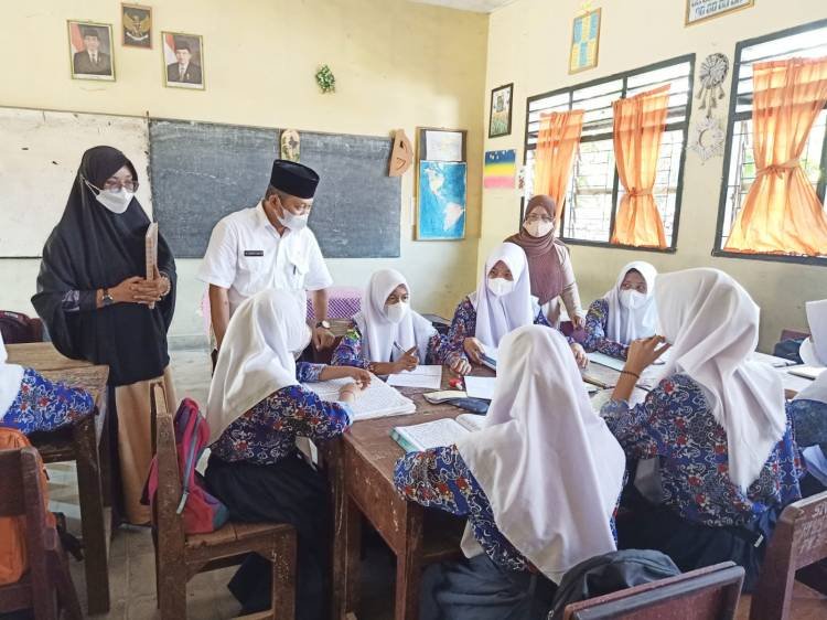 Kadisdik Asahan Tinjau Kegiatan Keagamaan selama Ramadan di SMPN 3 Kisaran