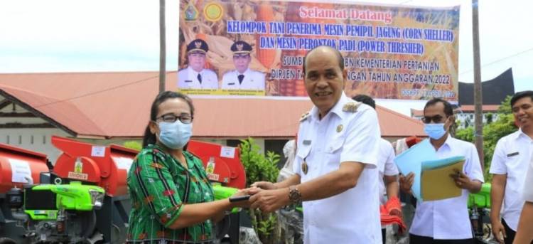 Wakil Bupati Serahkan Bantuan Alsintan kepada 10 Kelompok Tani di Samosir