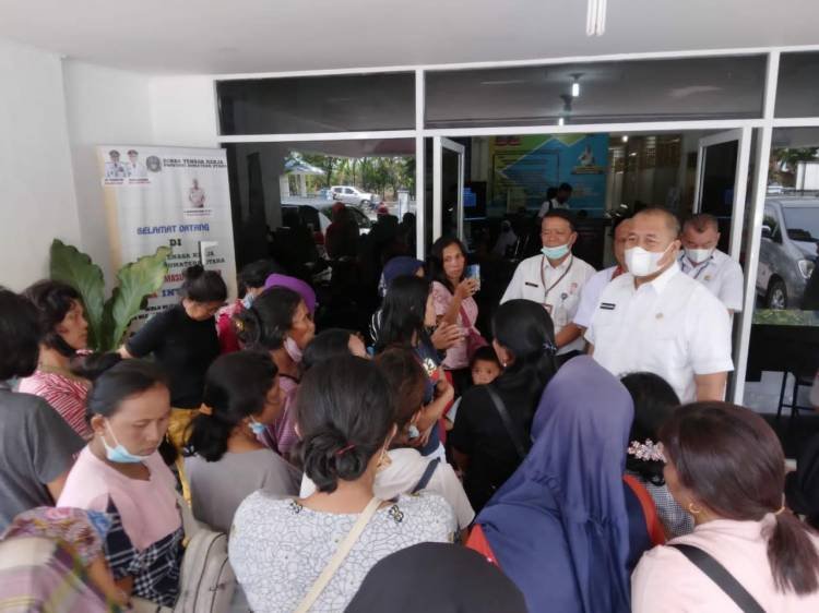 Puluhan Karyawan Wahana Dairi Nangis-nangis Ngadu ke Kadisnaker Sumut