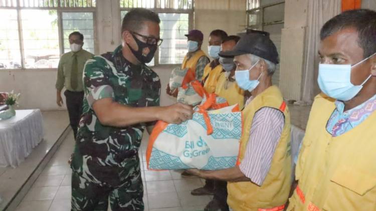 Penyapu Jalan di Rantauprapat dapat Berkah Ramadan dari Kodim 0209/LB dan BNI