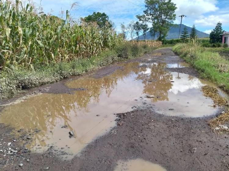 6 Tahun Jalan Menuju Huta Tano Rusak Parah